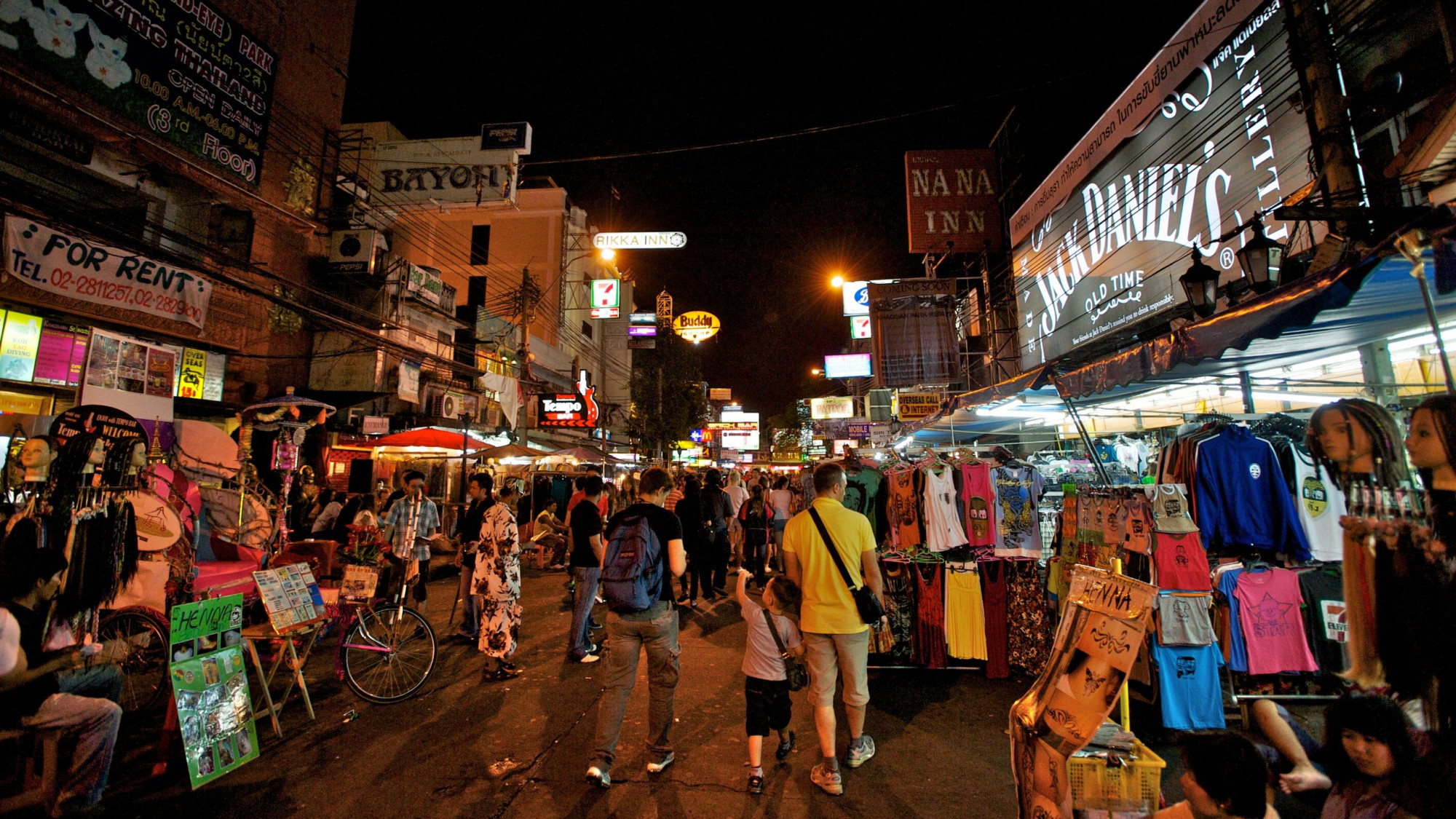 Khao San Road là một điểm lý tưởng để tổ chức tiệc tùng đón năm mới. Phù hợp với túi tiền hơn so với những sky bar cao cấp với giá cả đắt đỏ. Nơi đây còn nổi tiếng với đa dạng món ăn ngon, thích hợp để thưởng thức và chia vui, chúc mừng nhau vượt qua năm cũ và sẵn sàng đối mặt với những thách thức mới trong năm mới sắp đến.