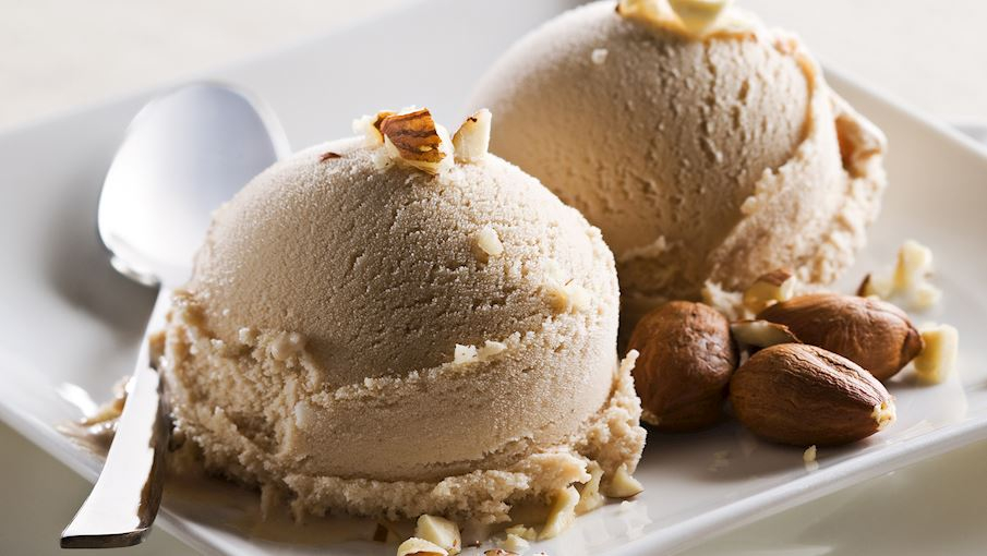 Gelato alla nocciola là một loại kem gelato truyền thống của Ý, với nguyên liệu chính là hạt phỉ (nocciola). Gelato này nổi bật với hương vị bùi béo, thơm đặc trưng của hạt phỉ, được yêu thích nhờ sự cân bằng giữa độ ngọt và béo. Kết cấu mềm mịn và độ tan chậm làm tăng thêm sức hấp dẫn của món tráng miệng này. Đây là lựa chọn phổ biến trong các quán gelato, thường được thưởng thức riêng hoặc kết hợp với các hương vị khác như sô cô la hoặc vani.