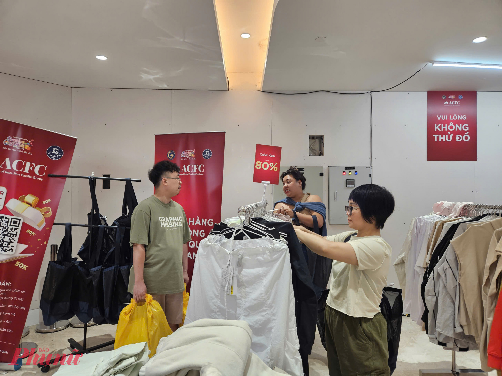 Người tiêu dùng mua hàng hiệu giảm giá trong đợt 1 của chương trình City Sale 