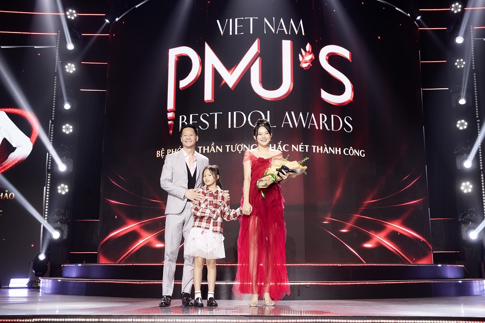  Phan Như Thảo cùng ông xã và con gái trong sự kiện Vietnam PMU's Best Idol Awards 2024 diễn ra tối 14/12 tại TPHCM - Ảnh: nhân vật cung cấp