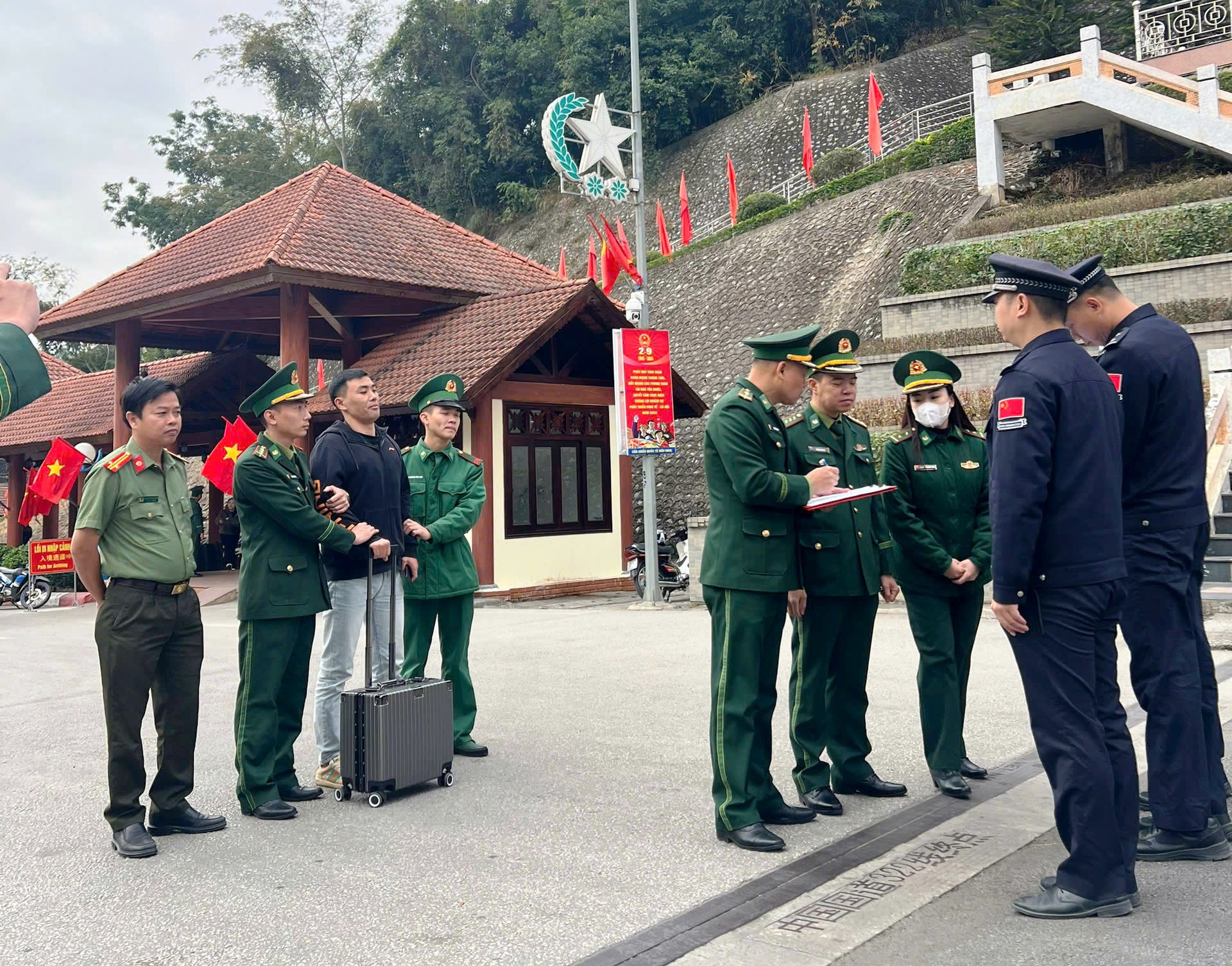 Trục xuất và bàn giao công dân cho phía Trung Quốc - Ảnh: Công an cung cấp.