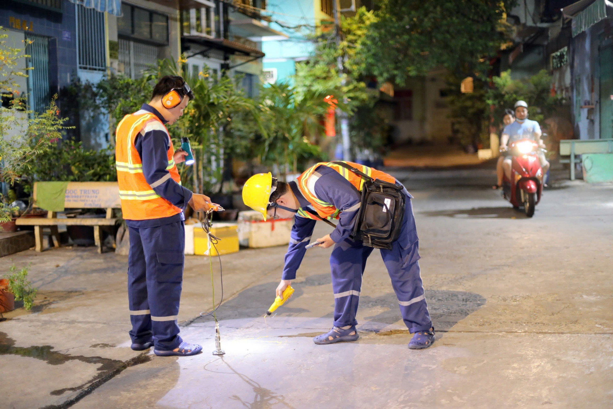 Công nhân SAWACO thực hiện công tác dò bể kiểm tra các điểm xì bể trên mạng lưới cấp nước - Ảnh: SAWACO