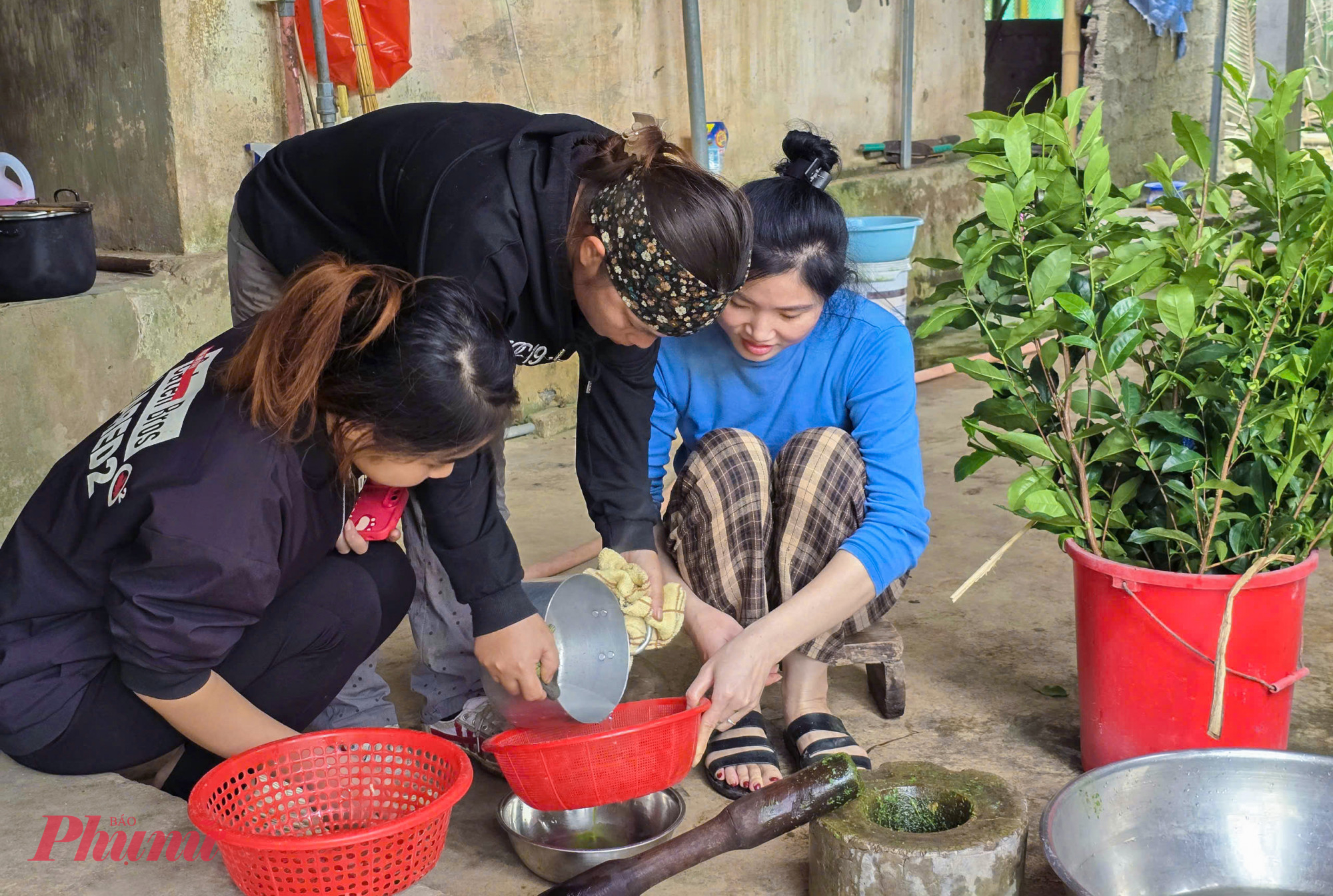 Chè đâm xong được pha loãng với nước suối đun sôi để nguội. Hỗn hợp này sau đó được quấy đều trước khi dùng màng lọc để lọc lấy nước, bỏ bã. Tuỳ vào sở thích và thời tiết mà nước chè đâm có thể dùng nóng hay lạnh bằng cách pha thêm nước nóng (công thức 3 sôi 2 lạnh) hoặc bỏ vào ngăn mát tủ lạnh.