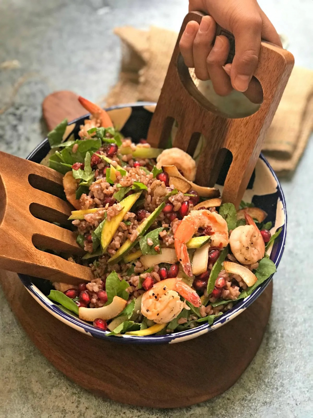 Salad gạo lứt là món ăn tươi mát và dinh dưỡng, kết hợp gạo lứt nấu chín với các loại rau củ như dưa leo, cà chua, bơ, xà lách và protein như ức gà, trứng hoặc đậu phụ. Gạo lứt cung cấp chất xơ, vitamin và khoáng chất, trong khi rau củ mang lại sự thanh mát và giàu chất chống oxy hóa. Món salad thường được trộn với dầu ô liu, nước cốt chanh hoặc sốt mè rang để tăng hương vị. Đây là lựa chọn lý tưởng cho bữa ăn nhẹ, hỗ trợ giảm cân và tốt cho sức khỏe tim mạch.