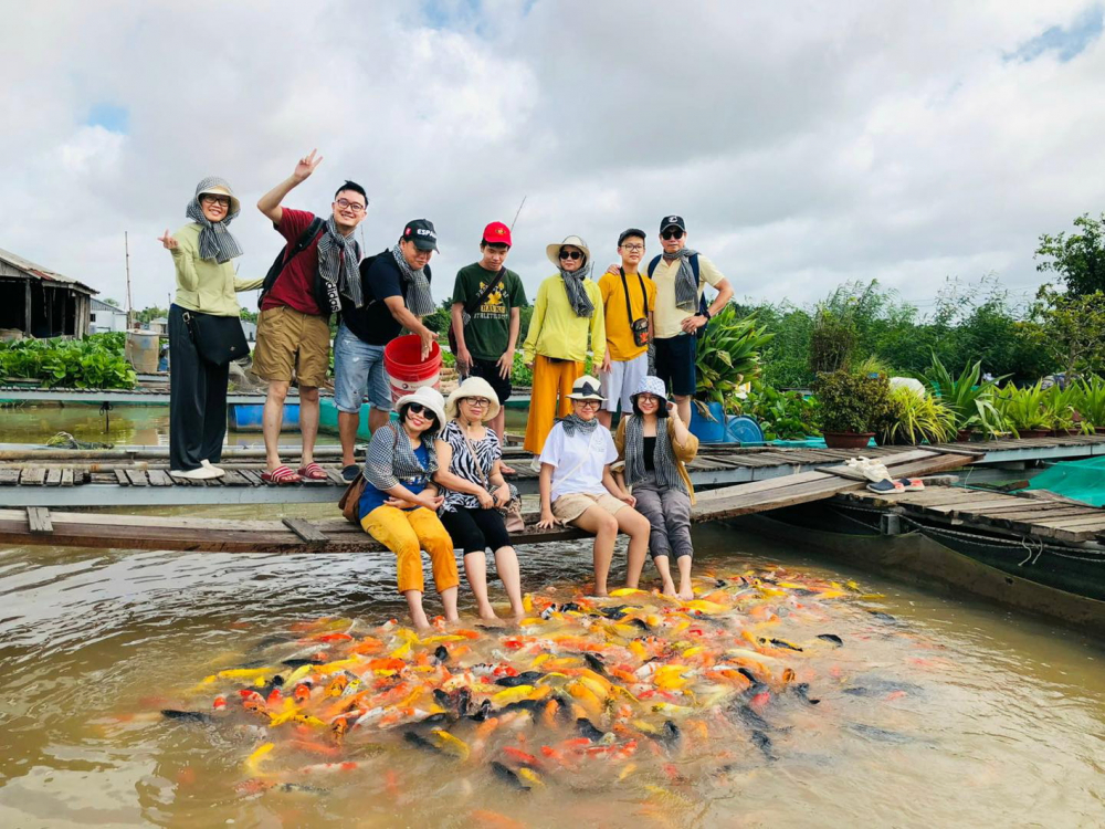 Du khách tham quan, trải nghiệm cuộc sống  ở khu du lịch cộng đồng Cồn Sơn, TP Cần Thơ - ẢNH: HUỲNH LỢI