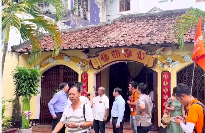 Đình có kiến trúc  hình chữ “đinh” gồm hai trục song song với nhau: trục dài (trục chính) gồm võ ca, tiền điện, trung điện, chính điện; trục ngắn (trục phụ) là nhà hậu sở. Chính điện gồm hai tòa nhà kiến trúc kiểu tứ trụ, mái ghép trùng nhau theo kiểu “trùng thiềm điệp ốc”. Trên nóc chính điện có tượng “lưỡng long tranh châu” bằng gốm men xanh. Phía trước chính điện có ba hương án gỗ hình vuông lớn kiểu chân quì được khảm mảnh trai tinh xảo hình chim, hoa. Ngoài ra, các bức hoành phi, câu đối, liễn đối chạm nổi, chạm chìm chữ Hán có niên đại từ năm 1881- 1906.  
