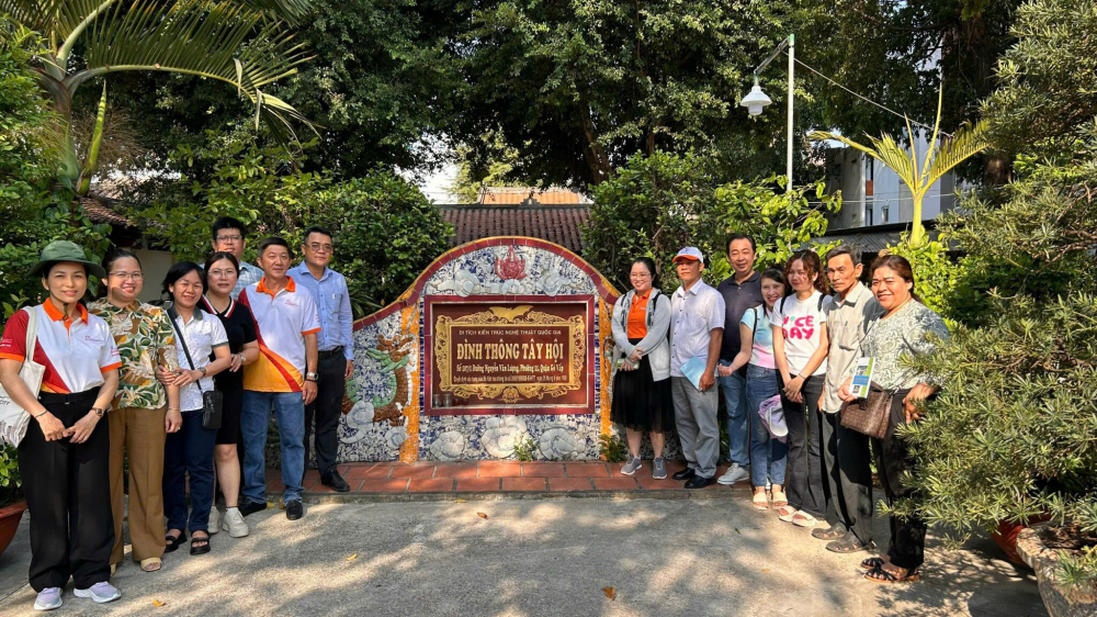 Đình Thông Tây Hội - Địa chỉ số 319 Thống Nhất, phường 11, quận Gò Vấp: Ngôi đình cổ nhất của vùng đất Gia Định xưa và miệt đất phương Nam còn tồn tại đến nay, ngôi đình được những người di dân Thuận - Quảng (tức là vùng Quảng Bình cho đến Thừa Thiên Huế ngày nay) dựng lên khoảng năm 1698. Ban đầu chỉ dựng bằng tre, vách lá. Đến năm 1883, Đình thần Thông Tây Hội xây dựng theo kiến trúc như hiện nay, là nơi thờ Thành Hoàng, người bảo vệ cư dân khỏi thiên tai, dịch họa, tránh thú dữ…, cụ thể ở đây là thờ hai vị thần Đông Chinh Vương và Dực Thánh Vương, hai hoàng tử con vua Lý Thái Tổ (974-1028). Ảnh: Quốc Thái