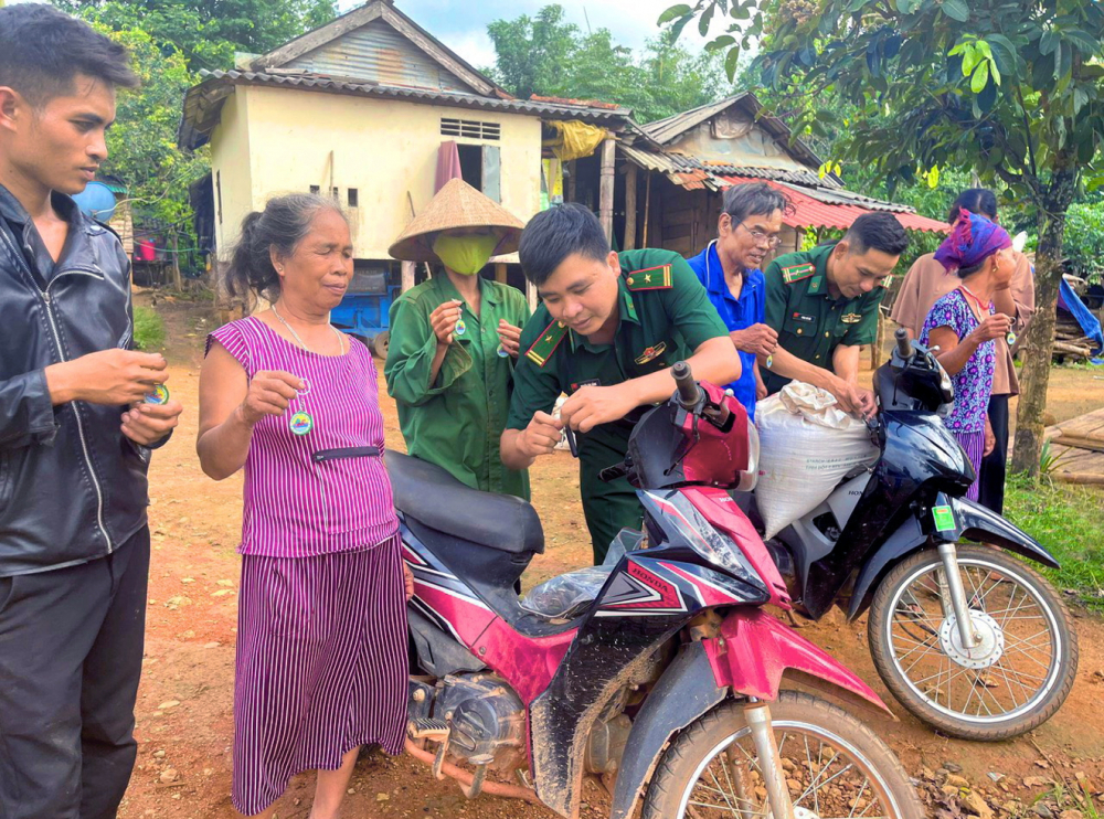 “Móc khóa đường dây nóng” được đánh giá là cách làm hay của đồn biên phòng Hướng Lập (huyện Hướng Hóa, tỉnh Quảng Trị)