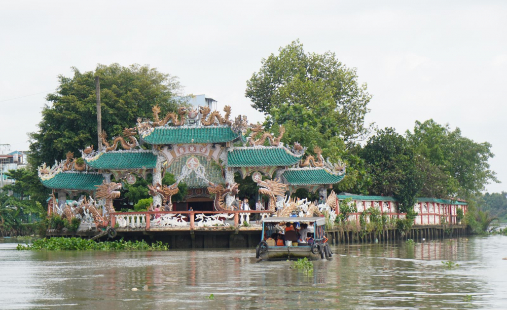 Miếu Nổi (Phù Châu Miếu), tại địa chỉ số 46 Trần Bá Giao, phường 5, Gò Vấp: Theo dân gian truyền tụng Miếu được tạo dựng khoảng cuối thế kỷ XVIII và đầu thế kỷ XIX. Miếu nằm giữa dòng sông Vàm Thuật lá nhánh của sông Sài Gòn. Vì nổi bật giữa sông Vàm Thuật nên bà con còn thuận miệng gọi là Miếu Nổi. Trước năm 1975, Miếu là một trong những địa điểm hành hương nổi tiếng của người dân Sài Gòn - Gia Đinh. Từ năm 1992 đến nay, sau nhiều lần trùng tu, miếu Nổi đã trở thành một ngôi miếu khang trang bằng vật liệu hiện đại, nhưng vẫn theo kết cấu kiến trúc cổ mang đậm nét văn hóa Việt - Hoa. Ảnh: Quốc Thái