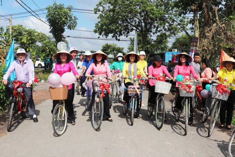 Khu vườn trái cây Trung An, địa chỉ tại ấp Bốn Phú, xã Trung An huyện Củ Chi: Tổ hợp tác vườn trái cây Trung An với hơn 35 nhà vườn làm du lịch, hàng năm thu hút rất nhiều khách đến tham quan, dã ngoại. Các vườn có thiết kế sân vườn thoáng mát, trồng các loại cây ăn trái đặc sắc của miền Nam (vườn trái cây Tư Huệ, Tám Đạo, Bảy Triều, Mười Nheo, Tám Quến, Tư Long,…). Ảnh: UBND quận 12.