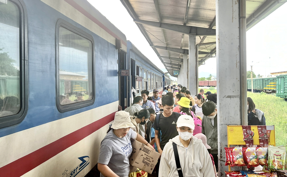 Nhiều người chọn đi tàu hỏa trong dịp tết Nguyên đán do giá vé tàu hỏa rẻ hơn nhiều so với giá vé máy bay - ẢNH: QUỐC THÁI (chụp tại ga Tháp Chàm, tỉnh Ninh Thuận)