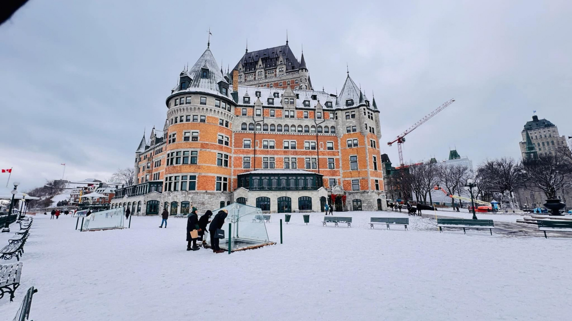 Thành phố Québec được thành lập vào năm 1608 bởi nhà thám hiểm người Pháp Samuel de Champlain. Đây là một trong những thành phố cổ nhất ở Bắc Mỹ mang đậm nét lịch sử, văn hóa châu Âu. Đa số người dân Québec nói tiếng Pháp.