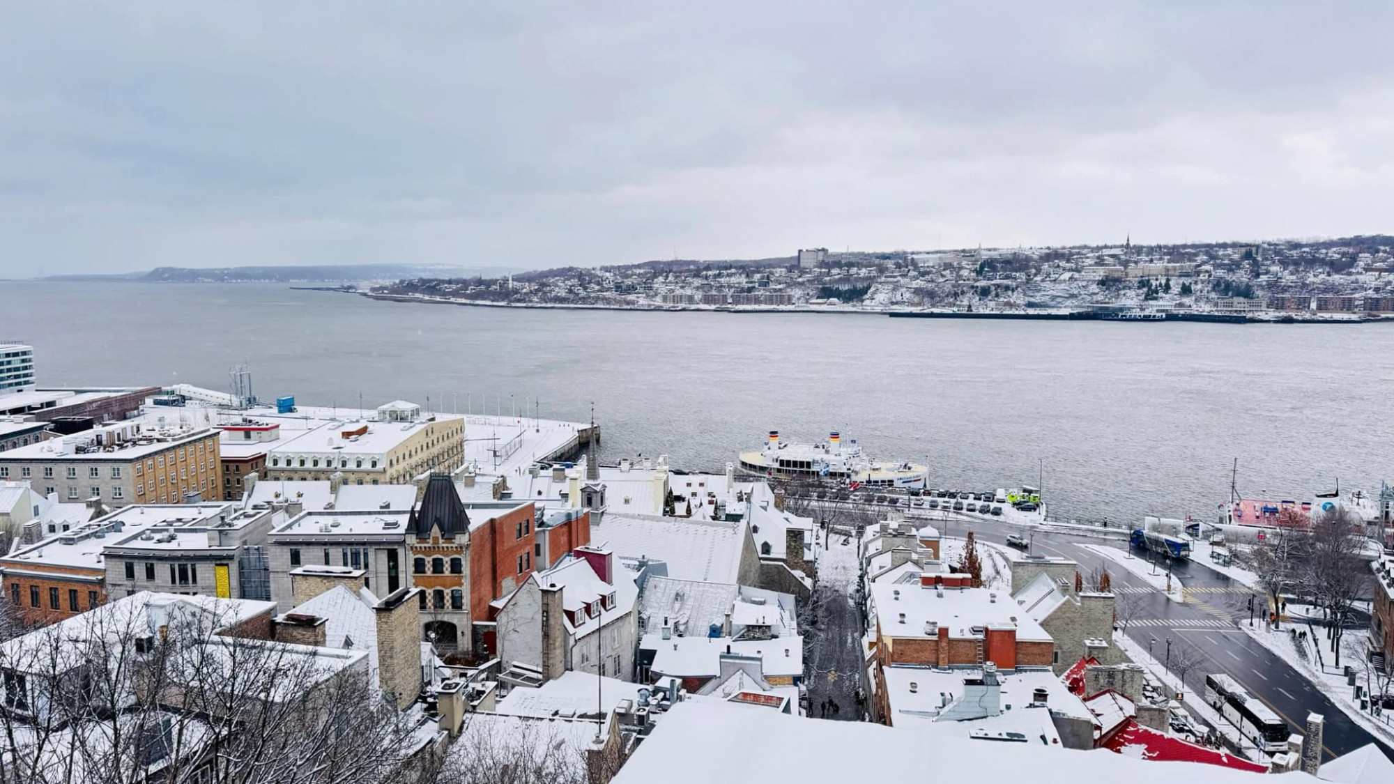 Thành phố Québec nằm bên sông Saint-Laurent tuyệt đẹp, có tường thành cổ kính. Nơi đây thật sự lãng mạn vào mùa đông khi được phủ đầy trong tuyết trắng. 