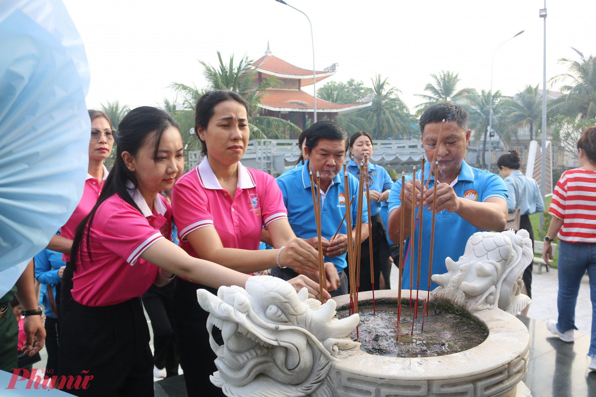 Các đại biểu thắp hương ghi nhớ công ơn các Anh hùng liệt sĩ thời chống Pháp và chống Mỹ tại  Khu di tích lịch sử Láng Le Bàu Cò, nơi gắn liền với cuộc kháng chiến chống Pháp xâm lược vào năm 1948 với những trận đánh lớn đi vào lịch sử. 