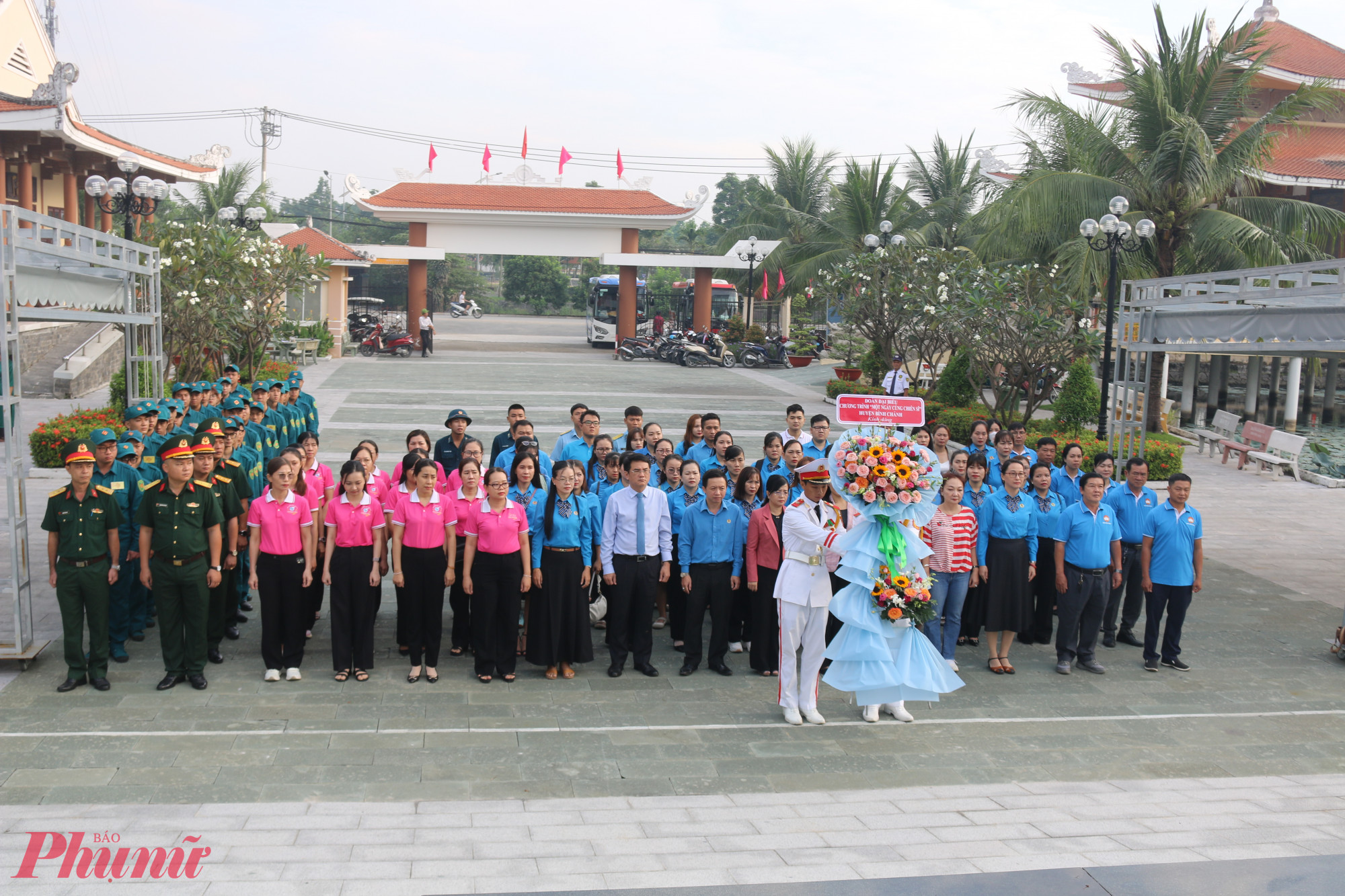 Đoàn đại biểu chương trình “Một ngày cùng chiến sĩ” huyện Bình Chánh do bà Phan Thị Cẩm Nhung – Trưởng ban Dân vận huyện Bình Chánh  làm trưởng đoàn dâng hương, dâng hoa tại  tại Khu di tích lịch sử Láng Le Bàu Cò