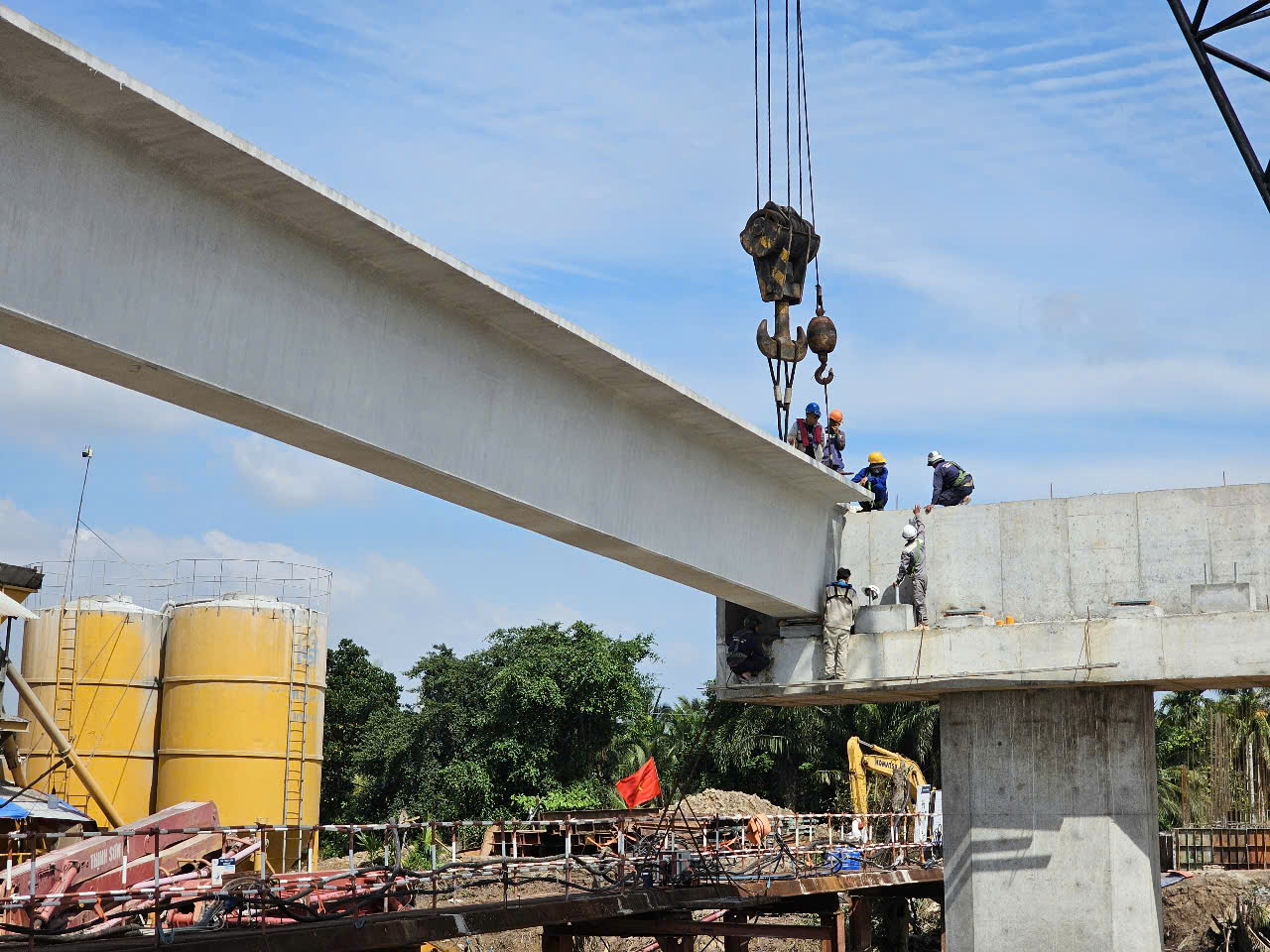 Thi công gác dầm cầu Đại Ngãi 2