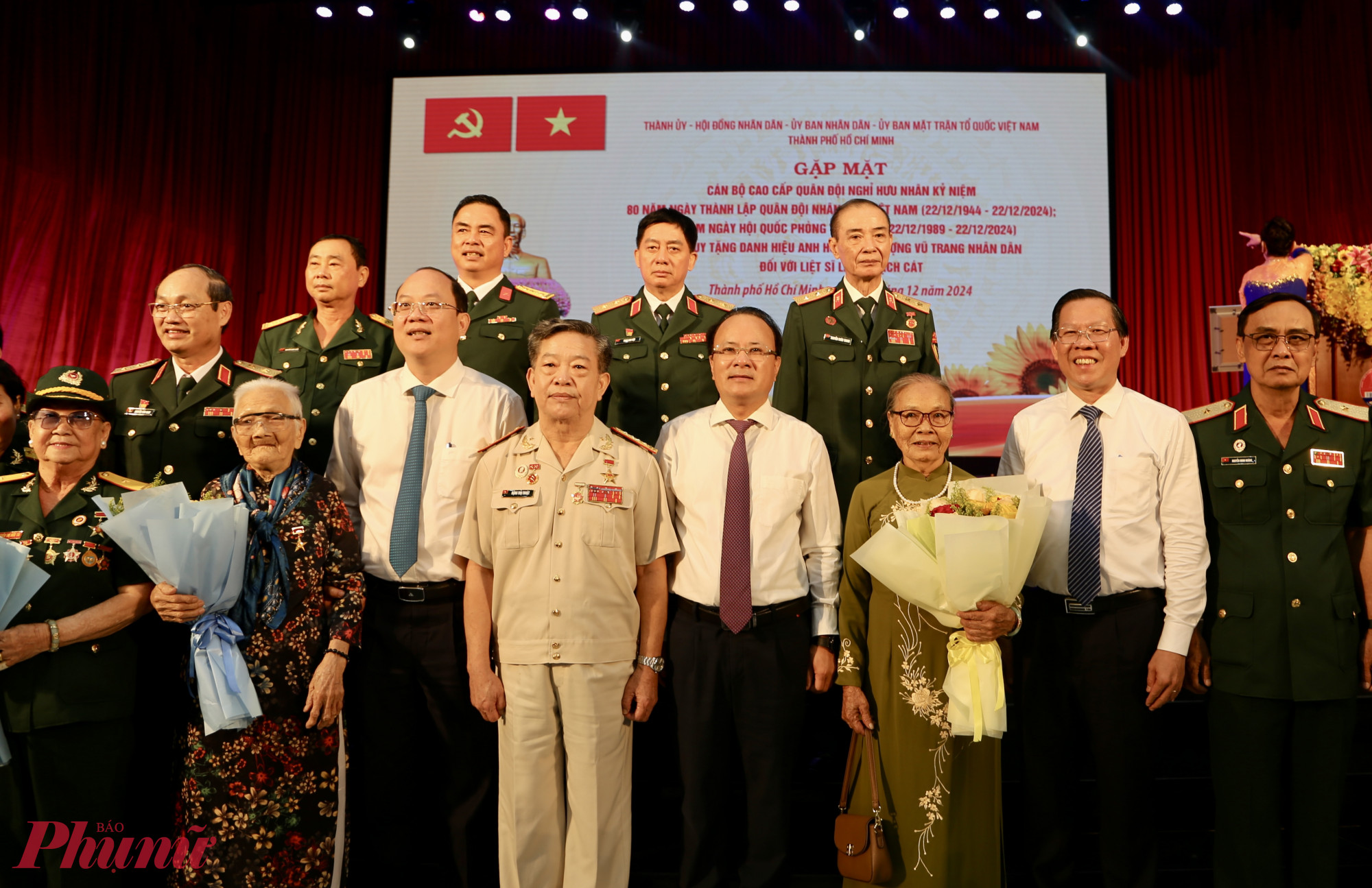 Chủ tịch UBND TPHCM chụp hình kỉ niệm cùng các tướng lĩnh quân đội, Mẹ Việt Nam anh hùng - Ảnh: Thanh Tâm