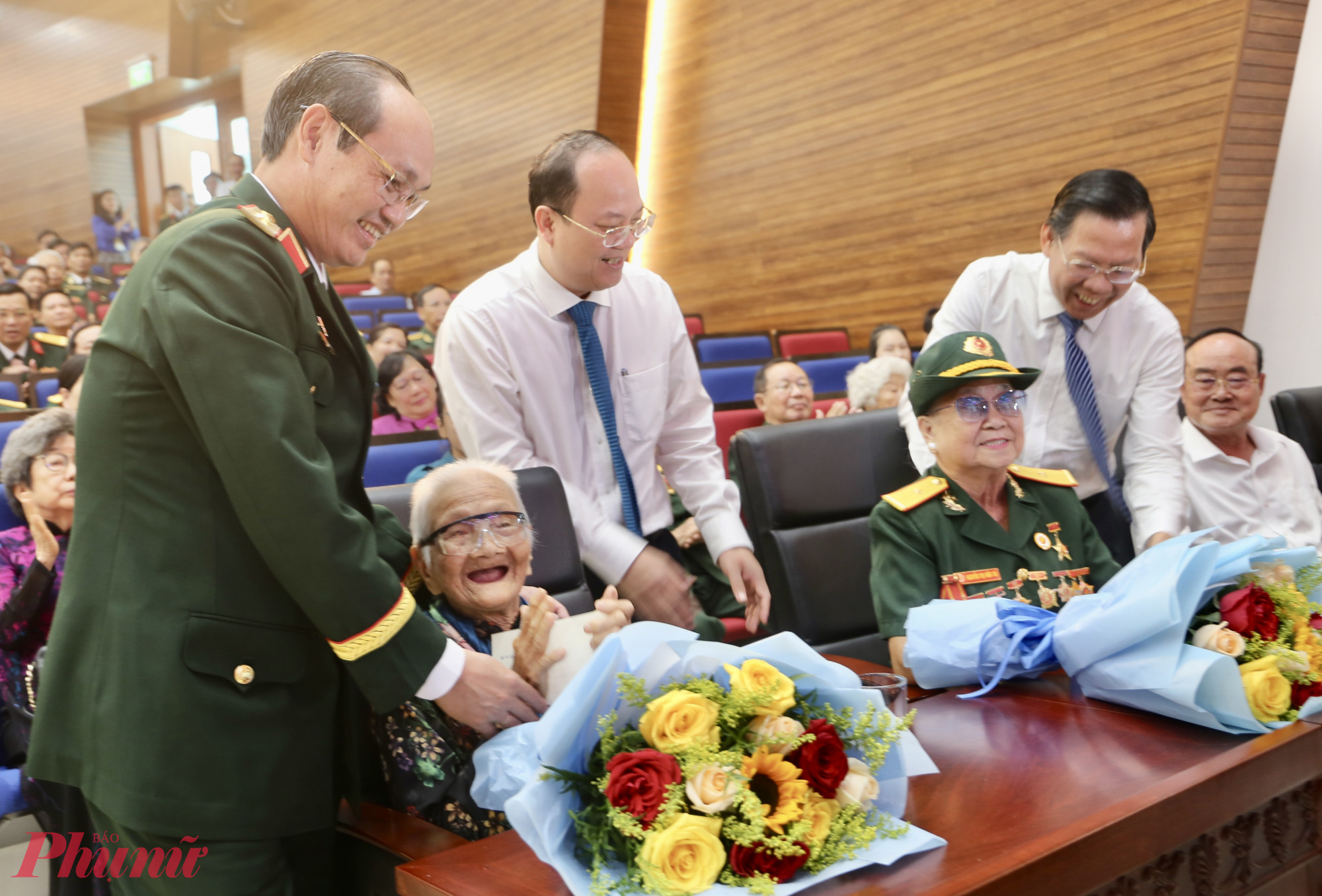 Chủ tịch UBND TPHCM Phan Văn Mãi, Phó Bí thư Thường trực Thành ủy TPHCM tặng hoa tri ân các Mẹ Việt Nam anh hùng - Ảnh: Thanh Tâm