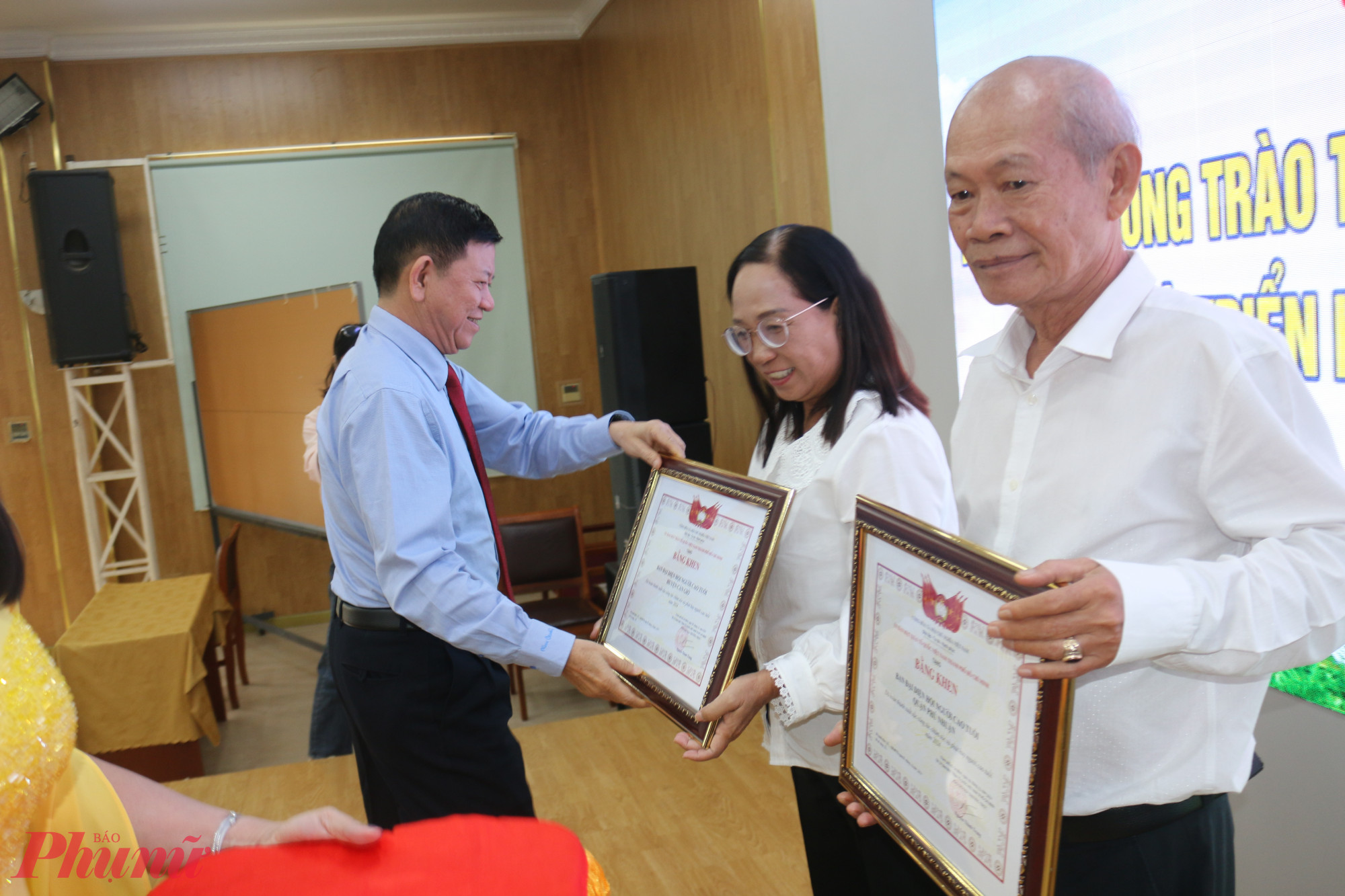 Ông Nguyễn Tăng Minh - Phó giám đốc Sở Lao động - Thương binh và Xã hội TPHCM trao tặng bằng khen đến các tập thể  hoàn thành xuất sắc công tác chăm sóc và phát huy người cao tuổi năm 2024