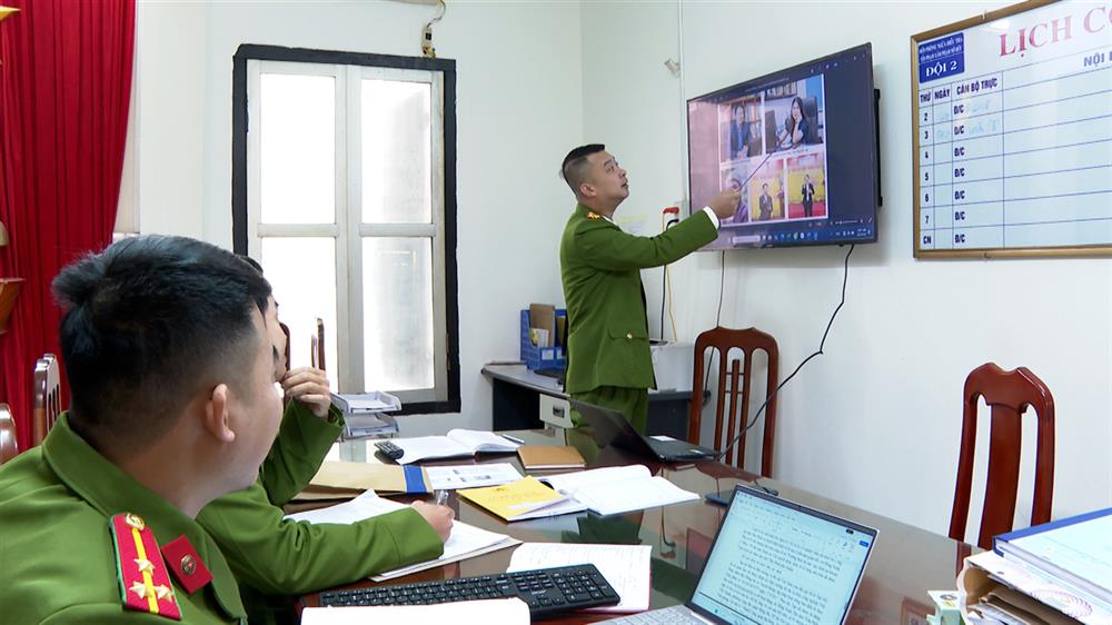 Công an Nghiên cứu tài liệu, khoanh vùng, đấu tranh với các đối tượng trong vụ án - Ảnh: CACC