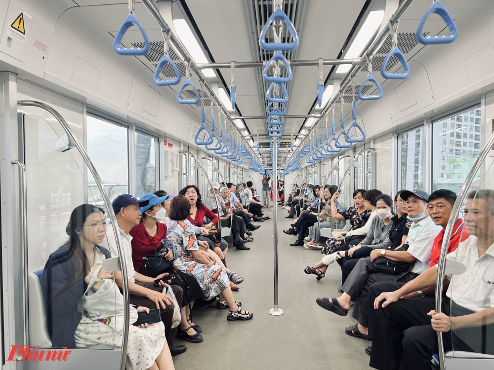 Nhiều du khách thích thú khi là một trong những vị khách trải nghiệm sớm Metro số 1 trước ngày tuyến tàu cao tốc này đi vào hoạt động chính thức.