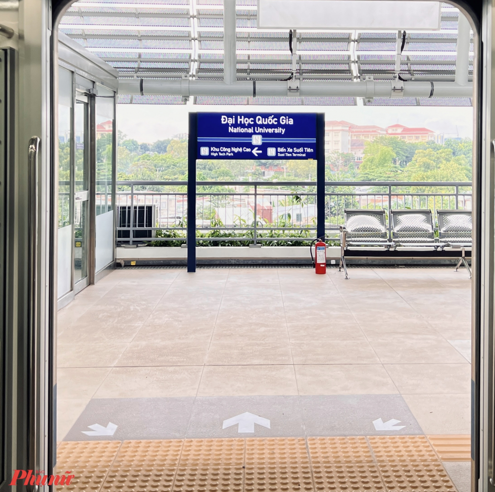 Hiện tại, các nhà ga của tuyến metro số 1 đang được trang bị đầy đủ hệ thống WiFi, giúp hành khách sử dụng các dịch vụ tiện ích với trải nghiệm tốt nhất.  Tại các lối đi và thang máy, có lối đi ưu tiên dành cho xe lăn, xe đẩy, đảm bảo người khuyết tật, người lớn tuổi và trẻ nhỏ có thể di chuyển dễ dàng. Nhân viên tại các ga luôn sẵn sàng hỗ trợ hành khách khi cần.  Trên tàu, thiết bị hỗ trợ người khuyết tật và ghế ưu tiên cho phụ nữ mang thai, người già được bố trí đầy đủ. Buồng lái ở hai đầu tàu rộng rãi, có cửa thoát hiểm. Cửa của các ga đều tự động đóng mở, kèm loa thông báo khi tàu đến hoặc gần đến ga.  Đối với người khiếm thính, hệ thống màn hình hiển thị tại các nhà ga và trên tàu cung cấp thông tin về lộ trình, điểm dừng, cùng các thông báo quan trọng.  Mặc dù trên tàu không có nhà vệ sinh, nhưng mỗi nhà ga đều được bố trí nhà vệ sinh sạch sẽ. Các nhà vệ sinh này được nhân viên dọn dẹp thường xuyên, đảm bảo vệ sinh môi trường và mỹ quan bằng cách trang bị nhiều thùng rác.