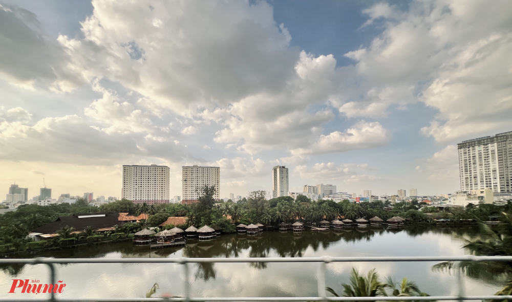 Tàu Metro đi qua khu vực ga Văn Thánh, bên dưới là khu du lịch Văn Thánh nhìn từ Metro số 1.