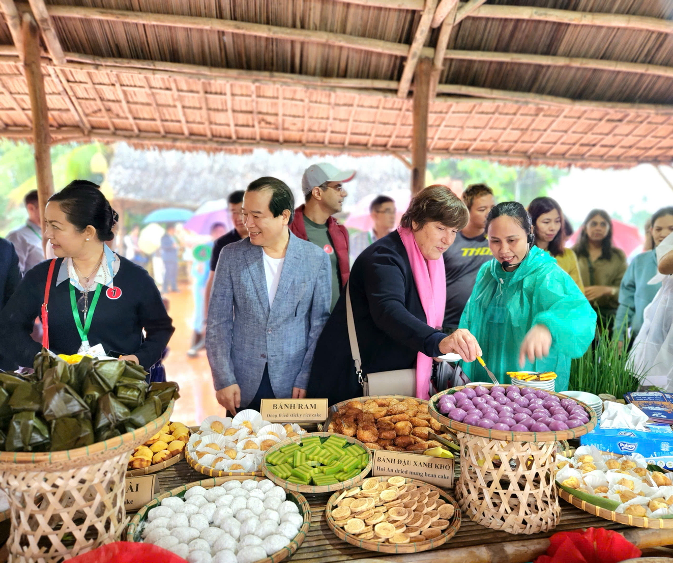 Bà Zoritsa Urosevic (hàng trước, thứ hai từ phải sang)  cùng đại diện các làng du lịch tốt nhất thế giới tham quan, trải nghiệm  ẩm thực tại làng rau Trà Quế, TP Hội An, tỉnh Quảng Nam vào tháng 12/2024