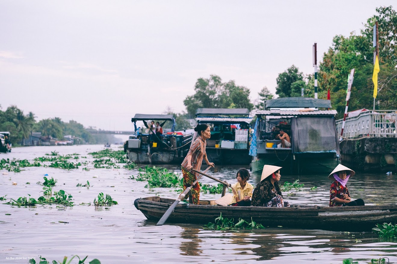 Bồng bềnh trên thuyền, cảm nhận hơi nước mát lạnh từ dòng sông.