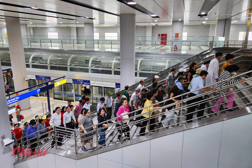 Mọi người quay trở lại nhà ga Bến Thành để về nhà sau khi được trải nghiệm tuyến Metro số 1 - Ảnh: Vũ Quyền