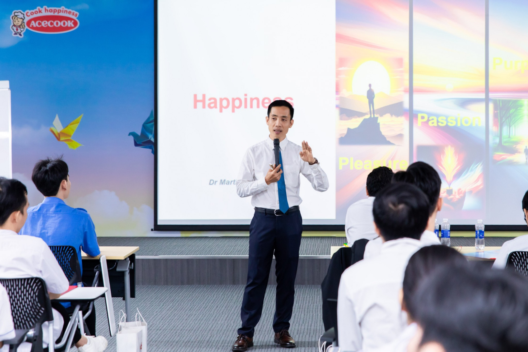 Anh Nguyễn Thành Hưng - Phó phòng Nhân sự Acecook Việt Nam chia sẻ trong chuỗi workshop Hành trang sự nghiệp Happy” - Ảnh: Acecook Việt Nam