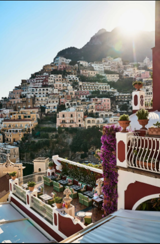 Bờ biển Amalfi, Ý Đây là một trong những địa điểm lãng mạn nhất thế giới. Những ngôi nhà rực rỡ nhiều sắc màu nhìn ra biển, nằm dọc theo sườn đồi nhấp nhô; các cửa hàng, khách sạn có hồ bơi, nhà hàng bên bờ biển đủ ấn tượng chuyến đi trăng mật. Sự quyến rũ của các thị trấn bên bờ biển Amalfi đang chờ các đôi tình nhân khám phá - Ảnh: Pinterst