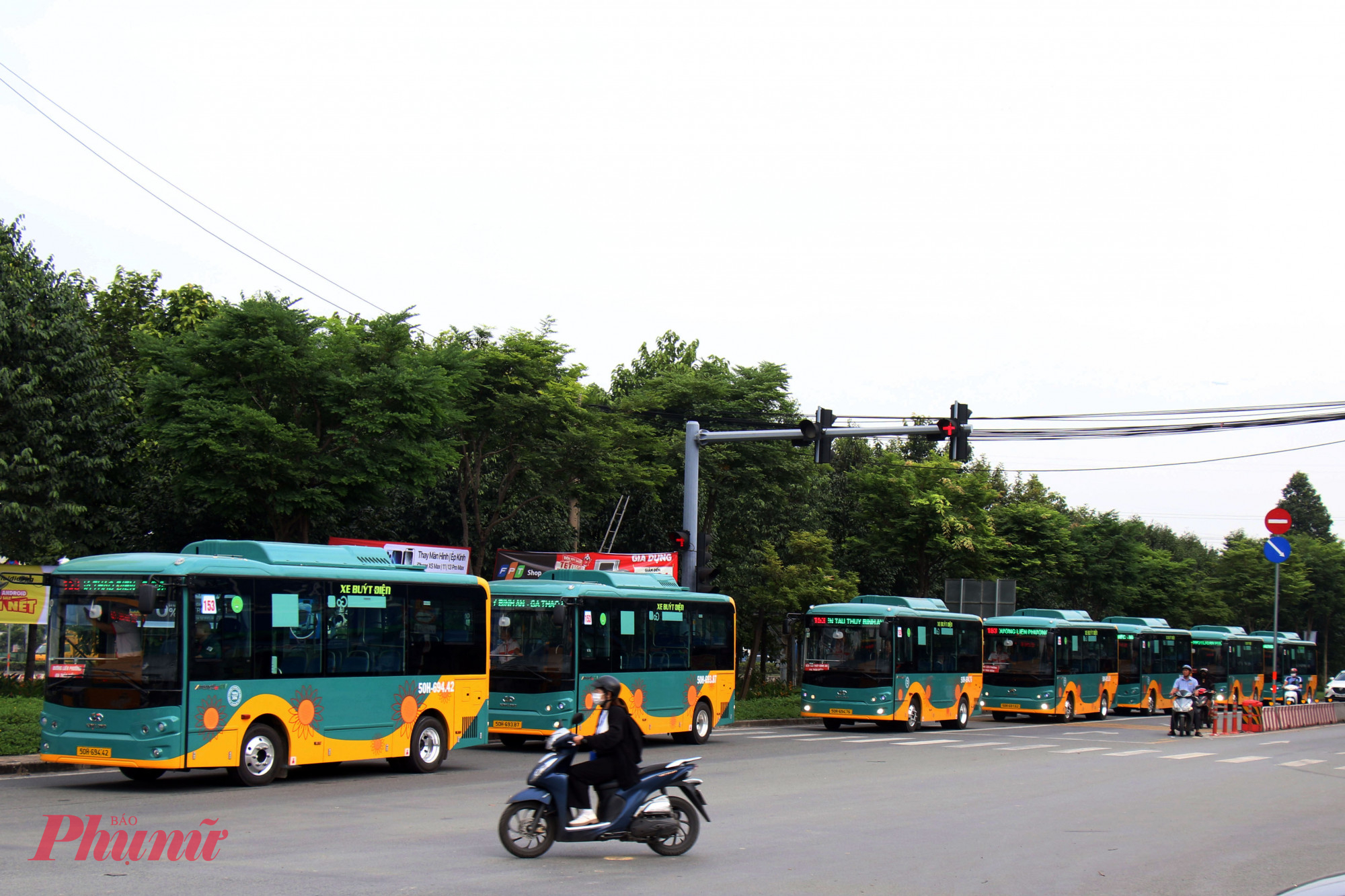 Những chiếc xe buýt điện đầu tiên trong 17 tuyến vừa khai trương chạy trên đường - Ảnh: Vũ Quyền