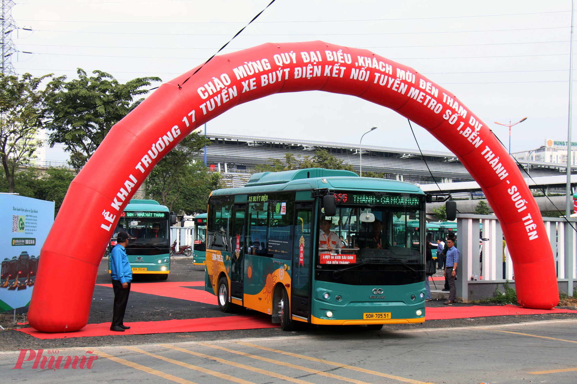 17 tuyến xe buýt điện kết nối tuyến Metro số 1 có màu chủ đạo là xanh và vàng - Ảnh: Vũ Quyền