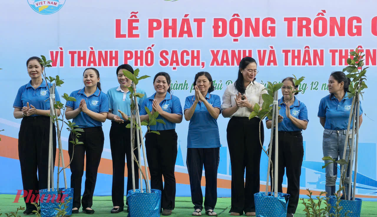 Ban Tổ chức trao tặng cây xanh cho các hộ gia đình trên địa bàn Thành phố Thủ Đức để chăm sóc, phát triển mảng xanh