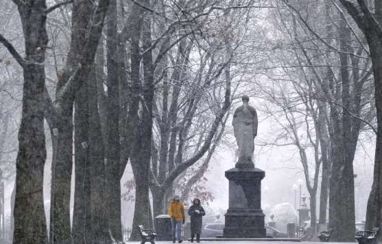 một cặp đôi đi dạo dọc theo Trung tâm thương mại Commonwealth Avenue ở Boston vào thứ Sáu.Charles Krupa / AP