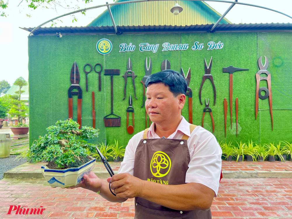 Trong chương trình tham quan, du khách sẽ được trải nghiệm làm nghệ nhân cắt tỉa bonsai dưới sự hướng dẫn của nghệ nhân Nguyễn Phước Lộc - chủ khu du lịch 