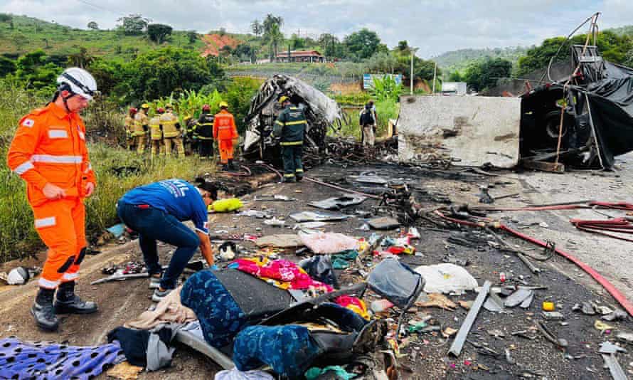 Hành lý của hành khách và ghế của chiếc xe buýt nằm rải rác trên đường - Ảnh: AFP