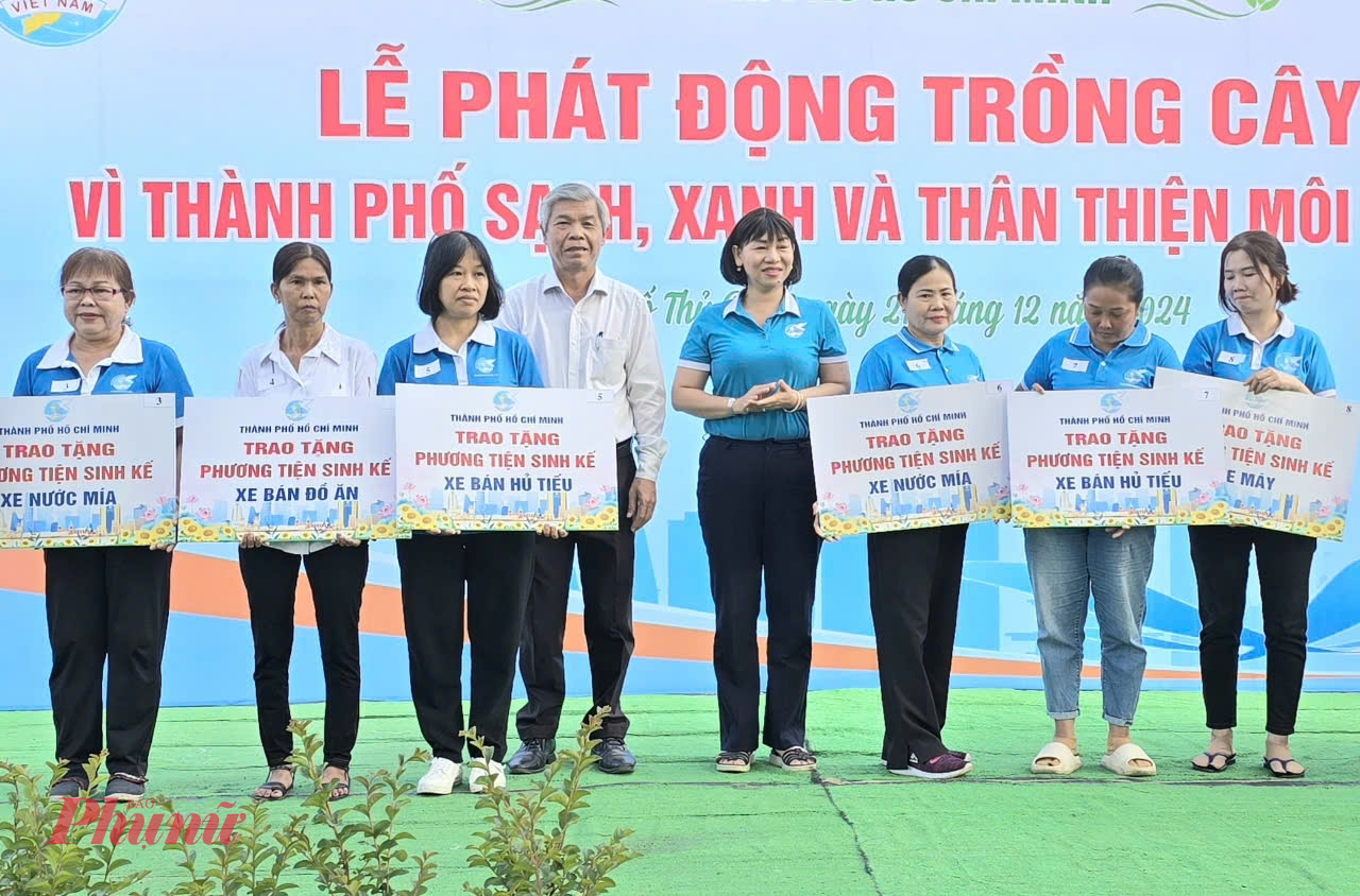 Tặng phương tiện sinh kế cho cho phụ nữ có hoàn cảnh khó khăn tại chương trình 