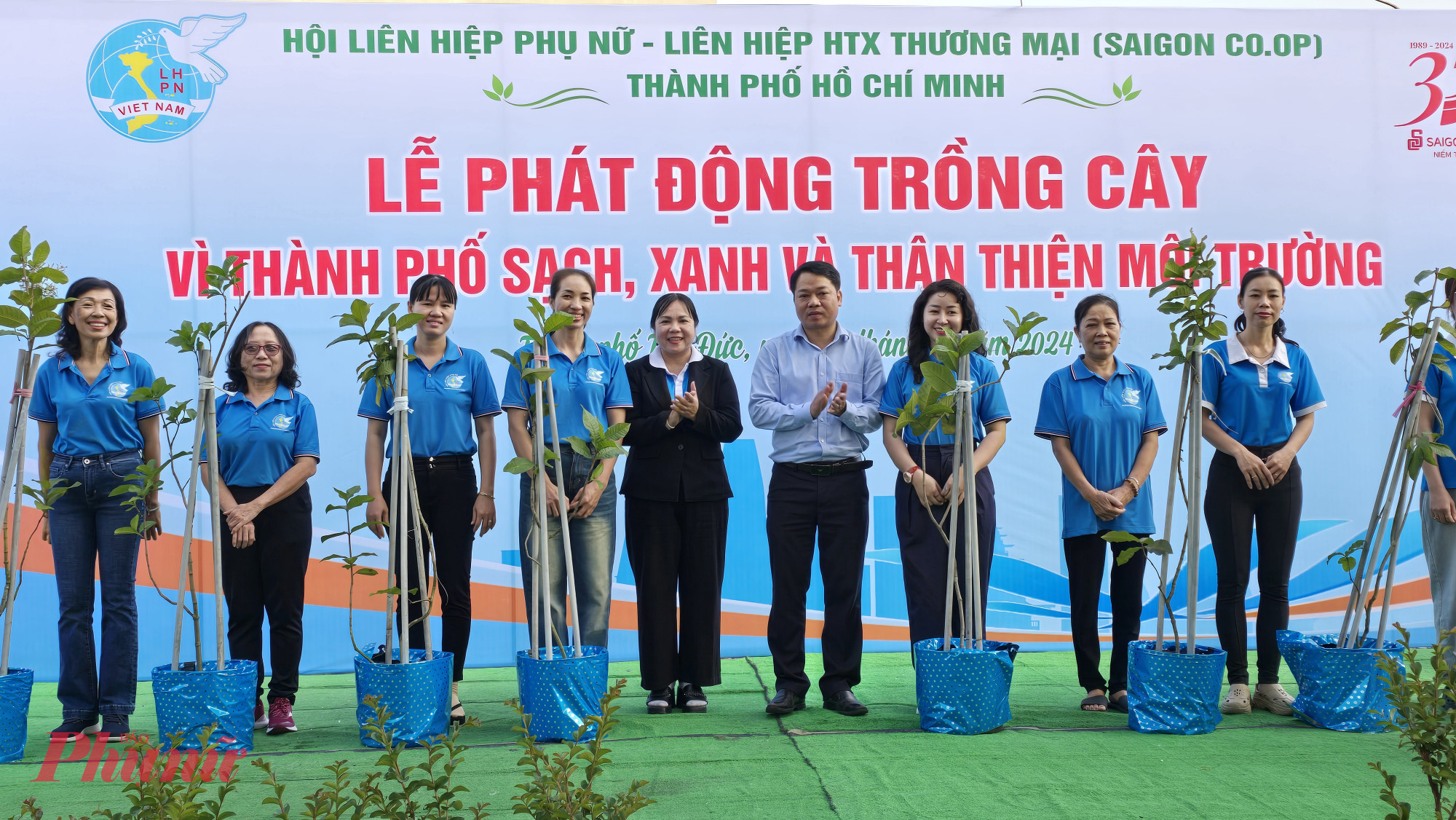 Ông Phạm Văn Lành - Chủ tịch UBND phường Bình Trưng Đông (giữa) - cho biết: Công viên này trước đây   