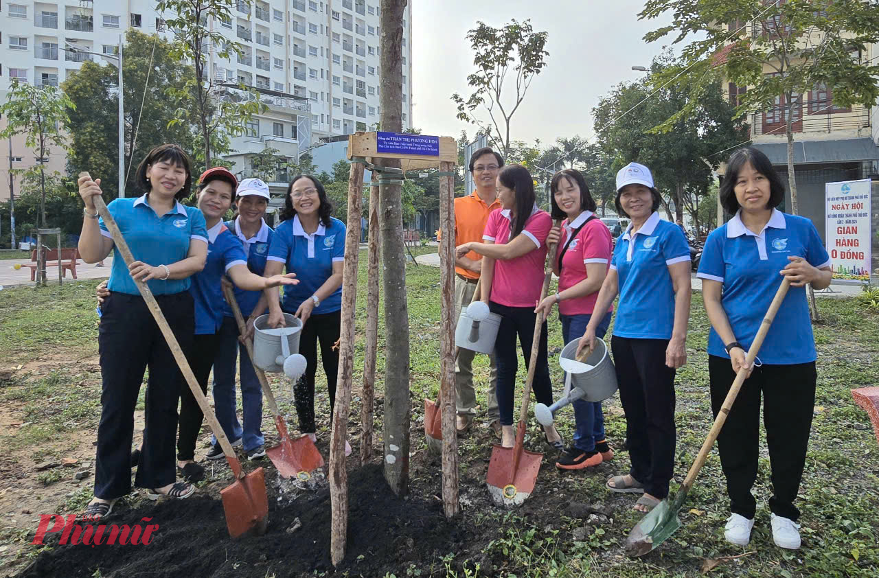 Bà Trần Thị Phương Hoa kêu gọi toàn thể cán bộ, hội viên phụ nữ và nhân dân tích cực hưởng ứng trồng, bảo vệ cây xanh tại gia đình, các khu vực công cộng nhằm làm đẹp cảnh quan, bảo vệ môi trường và nâng cao chất lượng cuộc sống. Hy vọng từ những cây trồng hôm nay góp phần tạo thêm mảng xanh tại khu dân cư, phong trào trồng cây sẽ lan tỏa đến từng gia đình, hộ dân trên địa bàn phường Bình Trưng Đông nói riêng, trên toàn thành phố nói chung theo đúng tinh thần phong trào “Mỗi gia đình hội viên phụ nữ một cây xanh”, “Mỗi cơ sở Hội một công trình cây xanh”, vì Thành phố Sạch, Xanh, thân thiện môi trường.