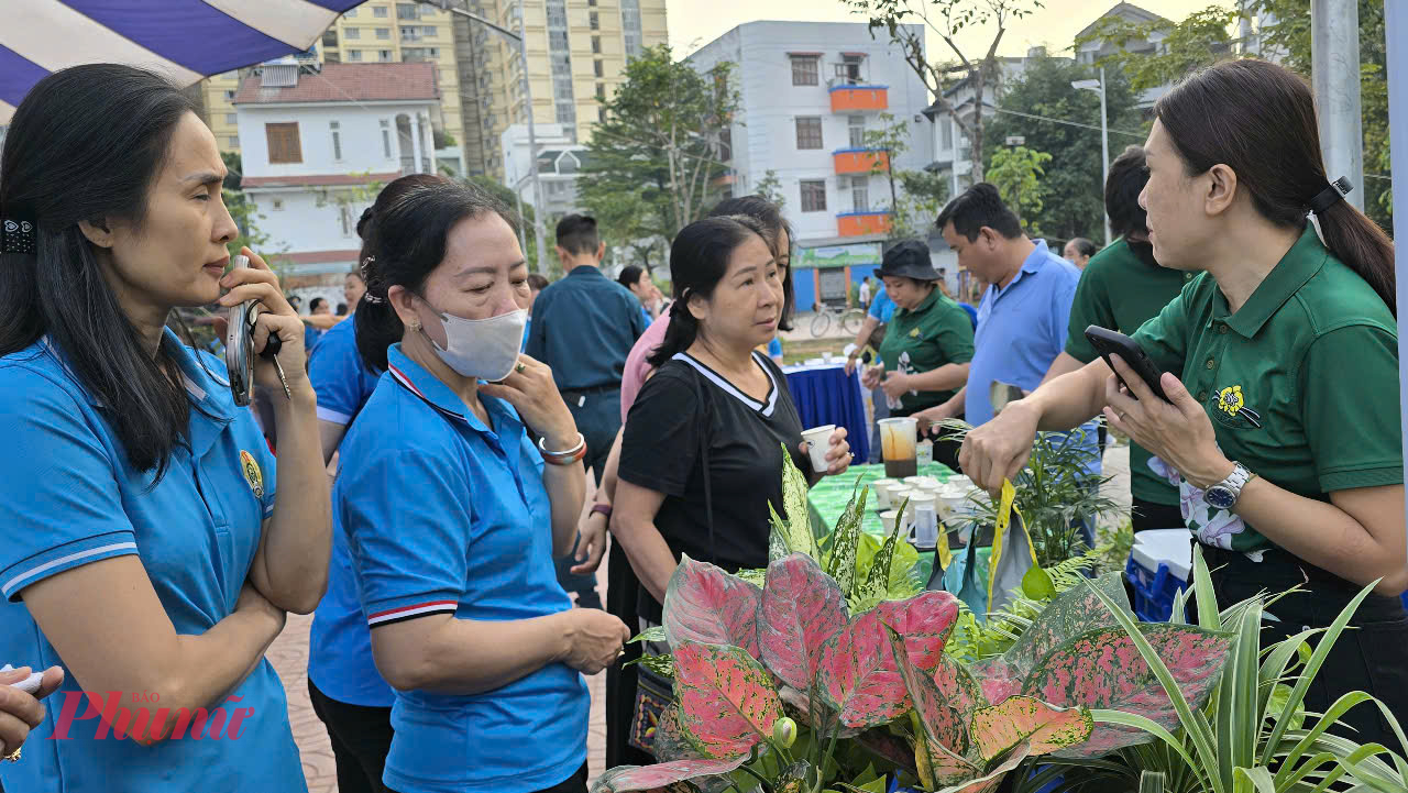 Ngày hội còn tổ chứ các gian hàng trưng bày, giới thiệu và bán cây xanh, rau xanh trồng thủy canh cũng như các sản phẩm thân thiện với môi trường 