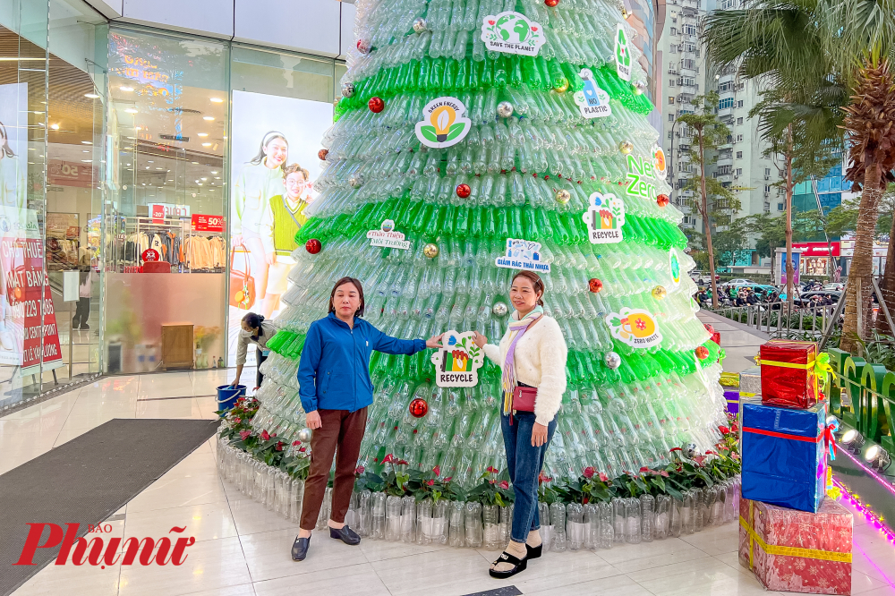 Cây thông Noel đặc biệt này nhanh chóng nhận được nhiều sự chú ý của người dân và du khách.