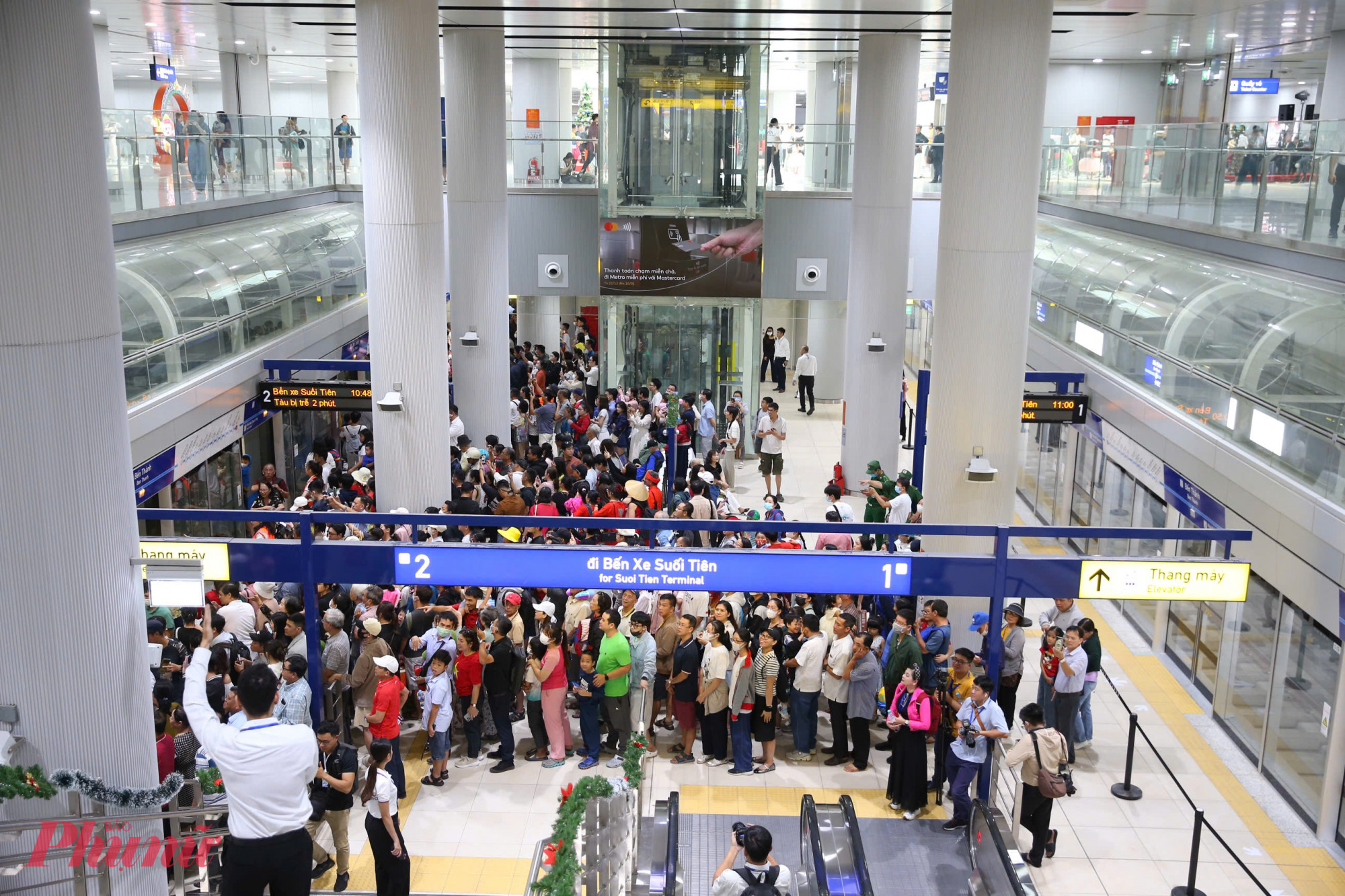 Từ sáng sớm, hàng ngàn người dân đã có mặt ở các ga trên tuyến metro số 1 để chờ được đi tàu trải nghiệm.