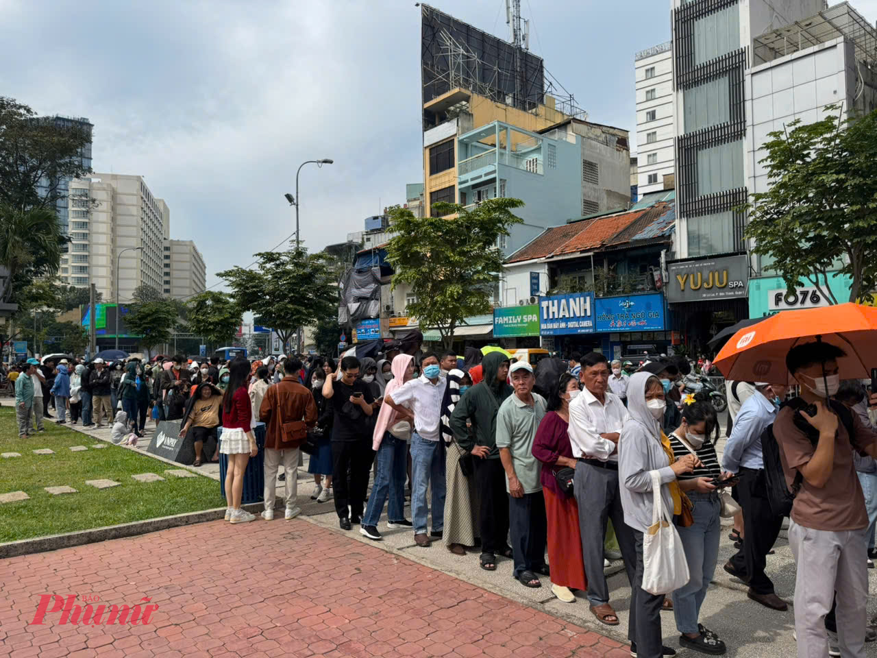 Không chỉ ở bên trong nhà ga, ở khu vực xung quanh ga Bến Thành cũng đông đúc người dân xếp hàng chờ đợi.