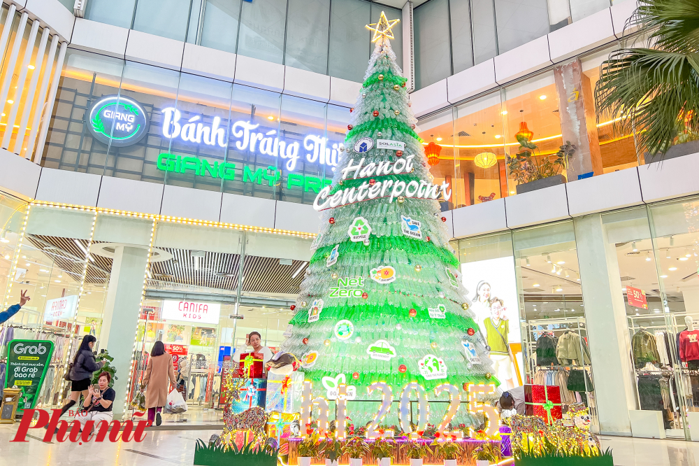 Cây thông Noel đặc biệt được đặt ngay tại sảnh lễ tân vào toà nhà chung cư.