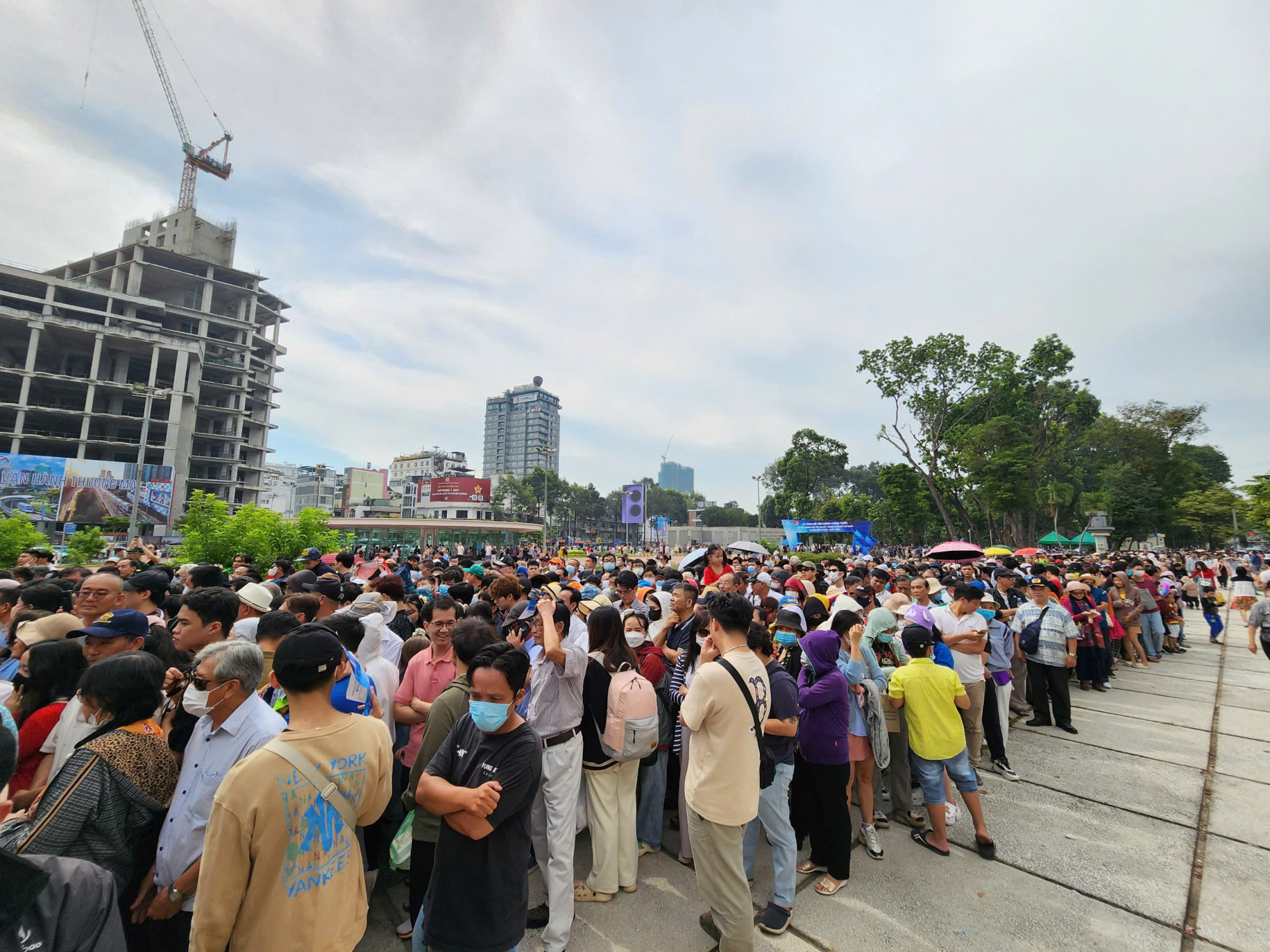 Người dân xếp hàng chờ đợi để đi Metro số 1 tại nhà ga Bến Thành - Ảnh: Vũ Quyền