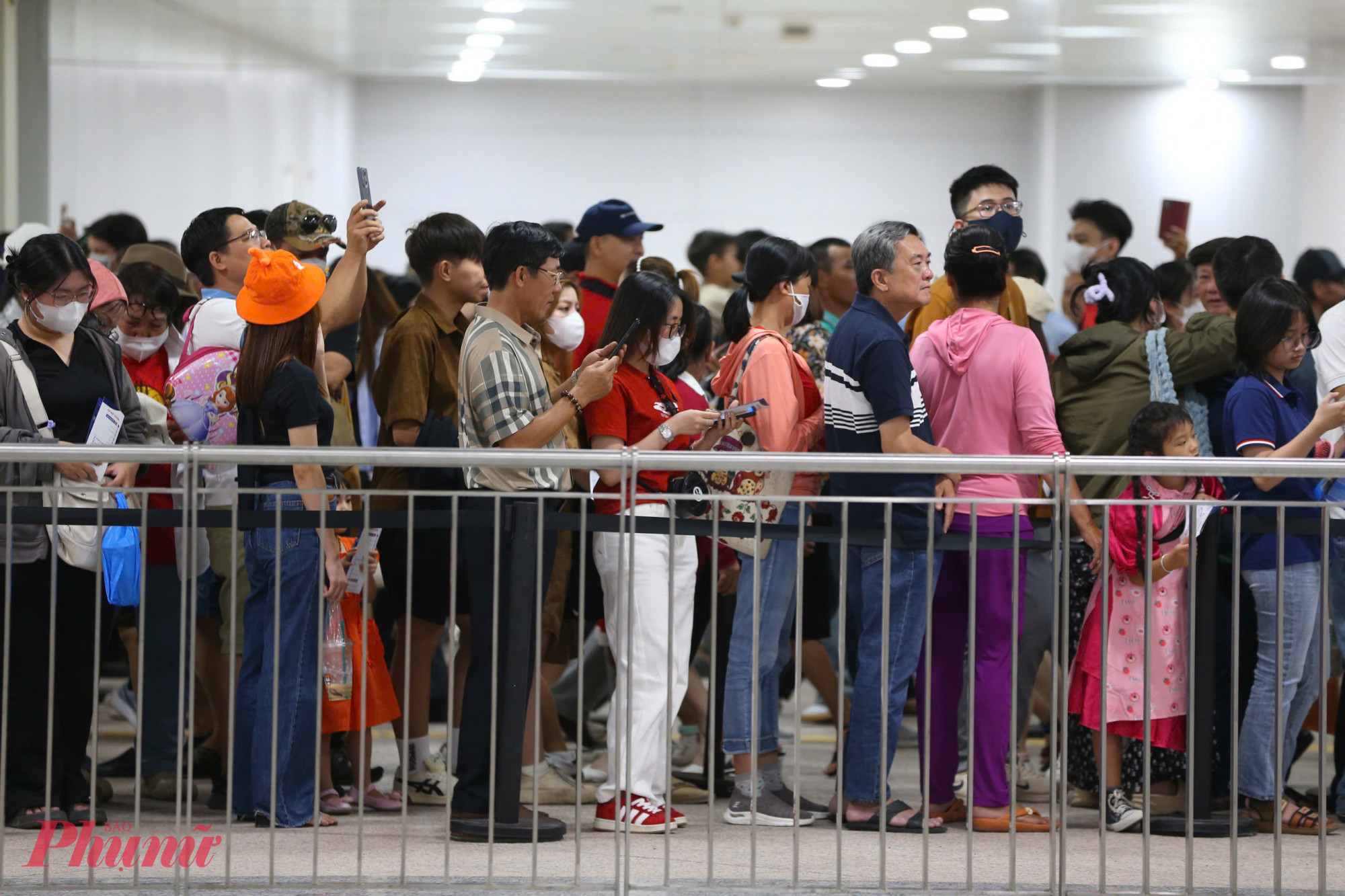 'Sau nhiều năm chờ đợi, cuối cùng tôi cũng có cơ hội được trải nghiệm tàu metro. Cảm giác lúc này tôi rất háo hức, sắp tới hy vọng sẽ là phương tiện để tôi đi làm hàng ngày', anh Nguyễn Mạnh Hùng, nhà ở TP Thủ Đức chia sẻ.