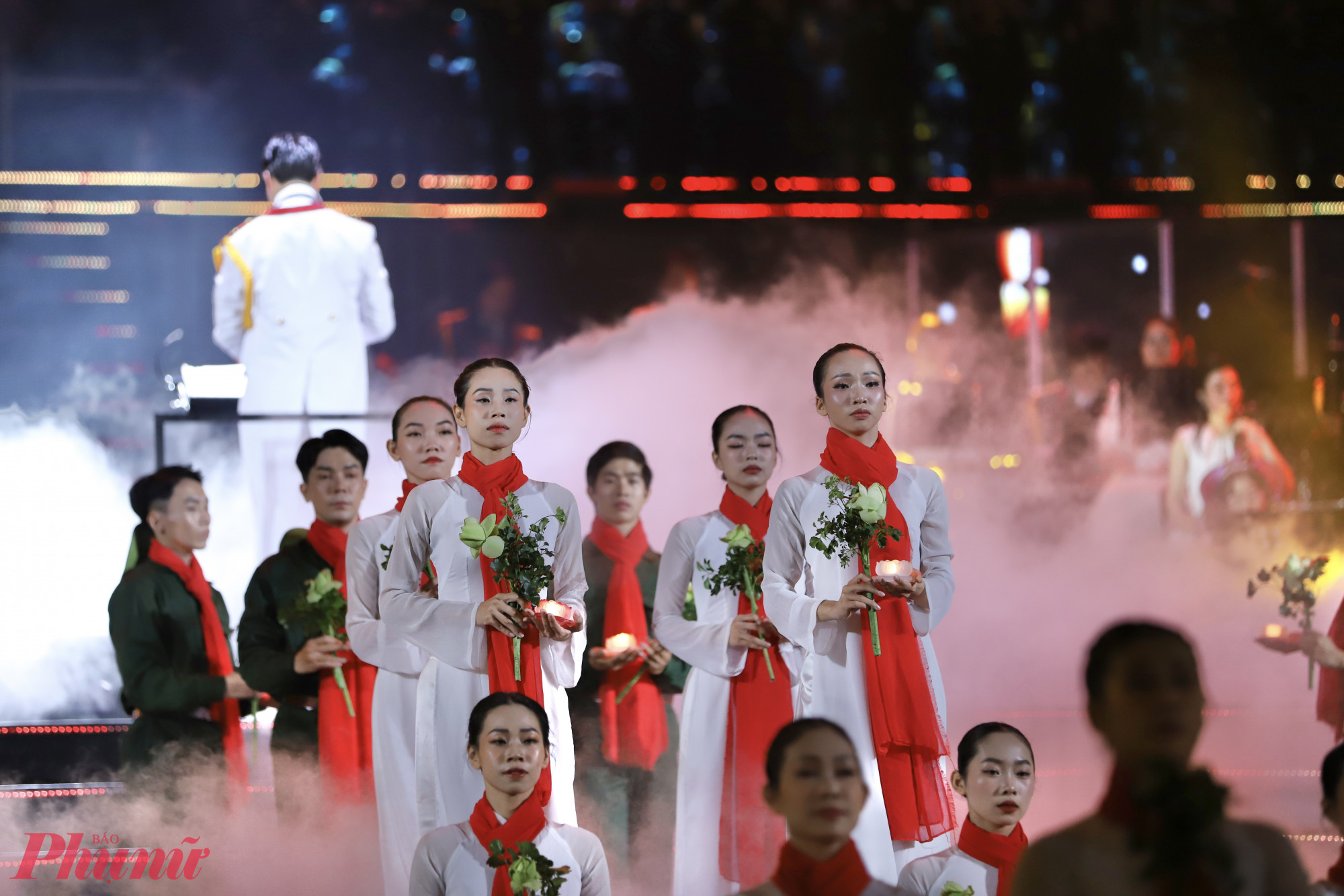 Những ngọn nến được thắp lên để tưởng nhớ những người đã chiến đấu, hy sinh cho Tổ quốc