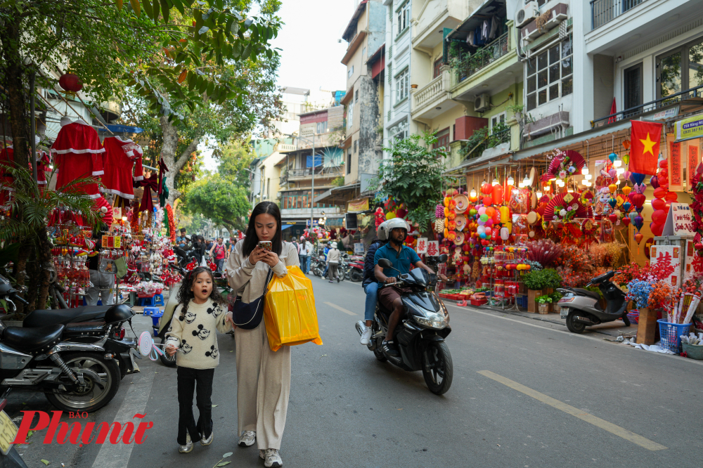 Nhiều tiểu thương cho biết, do lễ Noel gần với Tết, bên cạnh đó, do ngày Noel năm nay trùng vào ngày cuối tuần, dự đoán lượng người đi chơi trong đêm Noel không nhiều tại phố Hàng Mã nên các tiểu thương đã quyết định đổi trang trí luôn từ ngày này.